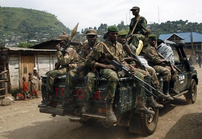 Des militaires congolais patrouillant à Minova au Nord-Kivu. [Ph. AFP, 2012]